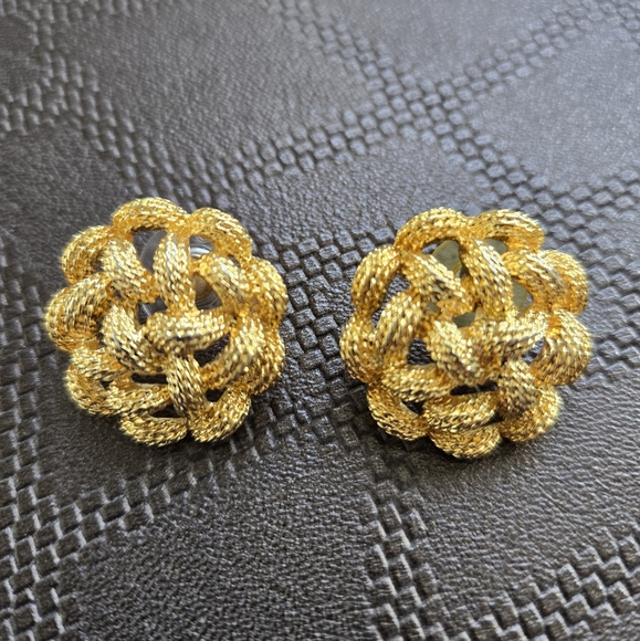 Monet Book Piece Vintage Gold Tone Textured Metal Knot Like Ear Clips – Signed - Picture 4 of 14